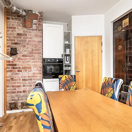 Center 2 Bed Flat With Free Parking * Reval