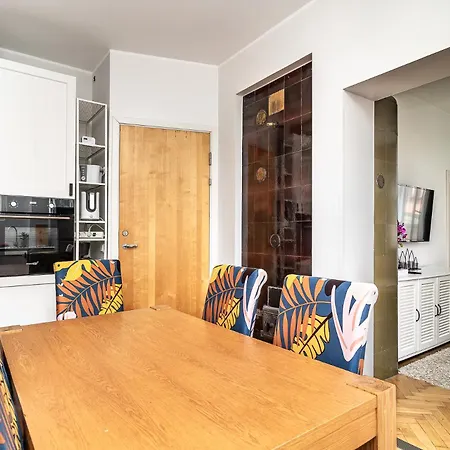 Apartment Center 2 Bed Flat With Free Parking *