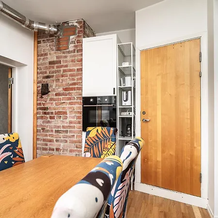 Center 2 Bed Flat With Free Parking *