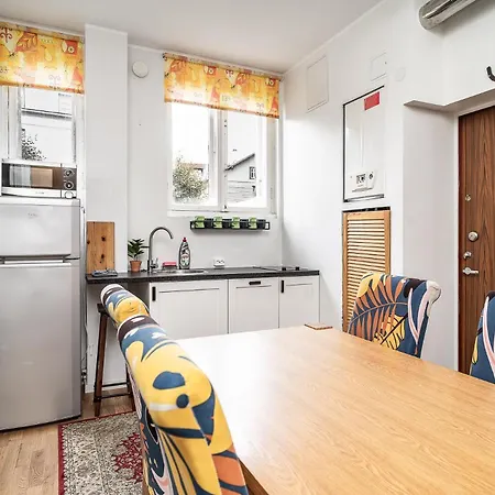 Center 2 Bed Flat With Free Parking