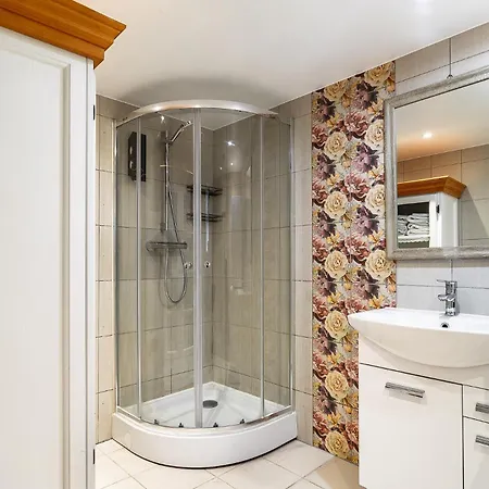 Center 2 Bed Flat With Free Parking * Reval