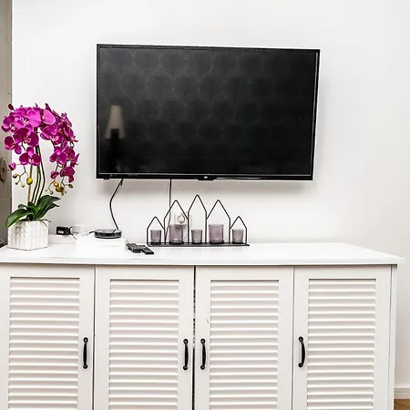 Center 2 Bed Flat With Free Parking Apartment Reval